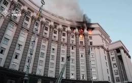 Tòa nhà Chính phủ Ukraine bốc cháy sau cuộc không kích của Nga
