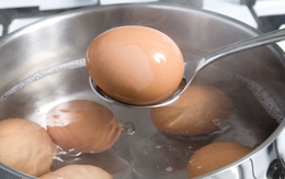 Luộc trứng nên đậy vung hay mở vung, thêm 1 thứ vào vừa róc vỏ lại thơm ngon hơn