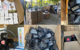 Đột xuất kiểm tra một xe tải khả nghi, lực lượng chức năng phát hiện 1.800 sản phẩm sạc điện, quạt tích điện Trung Quốc nhập lậu
