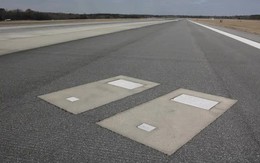 Bí ẩn về hai ngôi mộ nằm trơ trọi giữa đường băng sân bay quốc tế của Hoa Kỳ