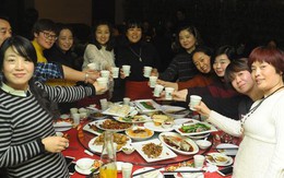 Họp lớp hết 615 triệu, người đàn ông bị xem thường cả buổi bỗng rút thẻ đen ra thanh toán khiến tất cả sửng sốt