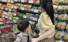 Ngày xưa cầm 20.000 đồng ra chợ còn phải trả giá, giờ tụi con nít chỉ bấm một cái là tiền đã bay