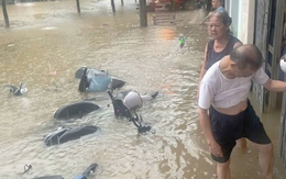 Đường phố Lào Cai biến thành sông sau mưa lớn