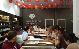 Giá bạc lập đỉnh cao nhất hơn một thập kỷ, người dân xếp hàng mua khiến bạc "cháy hàng"