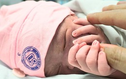 Khoảnh khắc xúc động đón em bé chào đời đúng giây phút giao thừa 2026