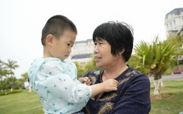 Nghỉ lễ về nhà bà nội hay bà ngoại? Câu trả lời của đứa trẻ khiến người mẹ đứng bên đỏ bừng mặt!