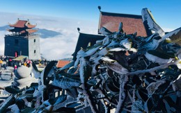 Sáng nay đỉnh Fansipan xuất hiện băng tuyết