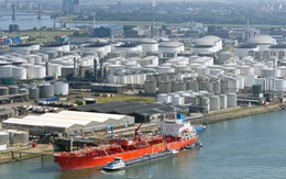 Khách hàng lớn nhất giảm mua, gần 30 triệu thùng dầu của nền kinh tế 80 tỷ USD lênh đênh trên biển