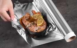 Dùng giấy bạc gói thức ăn thừa có hại thế nào?