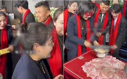 Sếp tặng mỗi nhân viên nhận 1 gam vàng, ai sinh con thứ 2 thưởng 75 triệu: Tiệc tất niên hot nhất lúc này