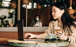 Đi cà phê bị người lạ đổ nước vào laptop, nếu tôi tin lời trấn an "không sao đâu" thì giờ này đã phải ôm hận