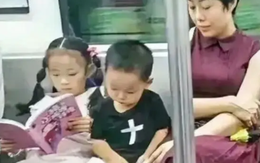 2 gia đình có 2 con trên tàu điện ngầm: Khoảng cách không nằm ở tiền bạc, mà ở cách dạy con