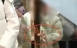 Bé gái khóc thét vì kẹt ngón tay vào cửa siêu thị suốt nửa tiếng nhưng nhân viên nhất quyết không giải cứu: Lý do gây phẫn nộ