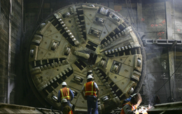 Trung Quốc tạo kỳ tích gây sốc: Máy đào hầm dài 145 mét, nặng 5.000 tấn bất ngờ mắc kẹt dưới đáy sông, được ‘giải cứu’ thành công bằng cách không ai ngờ