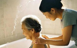 Sau 50 tuổi, hãy nhớ "4 điều không nên" khi tắm: Tắm sai cách có thể rút ngắn tuổi thọ