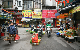 Bỏ chục tỷ đồng mua nhà, sống khổ giữa nhan nhản chợ cóc, quán ăn