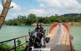 Nối xong cầu phao bị lũ cuốn đứt trên thượng nguồn sông Hương