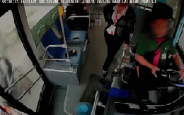 Tài xế xe buýt nghi đột quỵ trên vô lăng, phản ứng nhanh nhẹn của phụ xe cứu mạng toàn bộ hành khách: Khoảnh khắc cuối cùng gây xót xa
