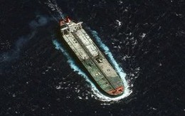 Bị Mỹ truy đuổi sát sao, hàng loạt siêu tàu chở dầu treo cờ Nga bất ngờ xuất hiện ngoài khơi