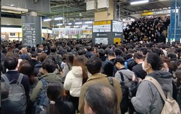 Cảnh tượng "ác mộng" tại ga tàu Nhật Bản: Hàng vạn người chen chúc nghẹt thở trong giờ cao điểm, những tuyến đường sắt huyết mạch của Tokyo tê liệt