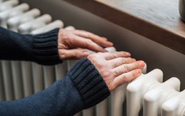 Người Anh sợ mùa đông vì "bão giá": Hứng nước tắm để xả bồn cầu, đêm lạnh cóng cũng không dám bật máy sưởi