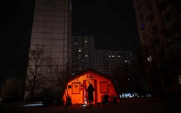 Nga "đưa" Kiev về mùa đông lạnh lẽo nhất: Không điện nước, phải dùng gạch để sưởi ấm
