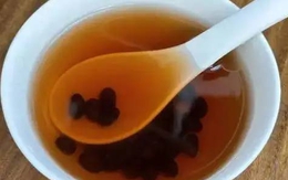 Người phụ nữ 40 tuổi uống nước đậu đen mỗi ngày để “thải độc”: 2 năm sau đi khám, bác sĩ nói một câu khiến ai cũng giật mình