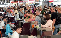 Nghịch lý vé Tết 2026: Hãng bay ồ ạt tăng tải, giá vé vẫn “đỉnh nóc kịch trần”