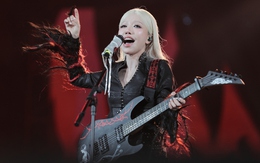 Phùng Khánh Linh hóa "mỹ nữ tóc trắng": Đẹp ma mị, cháy hết với âm nhạc