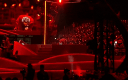 Khoảnh khắc Hà Anh Tuấn quỳ gục trên sân khấu