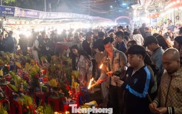 Dòng người đổ về phủ Tây Hồ lúc rạng sáng