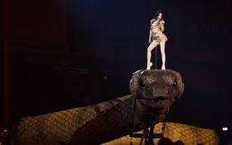 Mỹ nhân vung 760 tỷ cưỡi trăn 30m, 20 sinh vật chạy khắp SVĐ khiến 120.000 người “bị hạ gục”