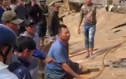 NÓNG: Sập bờ kè sông Ba, 4 người tử vong