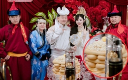 Đám hỏi dâu Việt - rể Mông Cổ hot nhất MXH lúc này, nhà trai gây chú ý với tháp bánh lạ trên bàn lễ