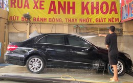 Dịp Tết Dương lịch, nhân viên tiệm rửa xe ở TP.HCM làm không ngơi tay