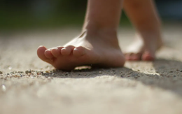 Vì sao bạn không thể cử động từng ngón chân riêng lẻ như ngón tay?