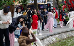 Nàng thơ Hà Nội bất chấp trời 17 độ khởi động đường đua Tết, phong phanh áo dài thả dáng kín Hồ Gươm