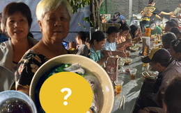 Quán mì lạ lùng nhất TP.HCM: Chỉ mở tối thứ 5 với 400 tô, "nay đây mai đó" nhưng già trẻ đều xếp hàng dài chờ ăn