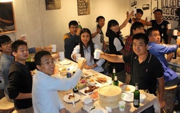 Đi họp lớp, người bạn nghèo nhất đeo vàng kín người, sự thật được tiết lộ khiến tất cả ngỡ ngàng