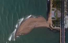 Nha Trang xuất hiện cồn cát độc lạ hình cá heo