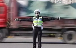 Cảnh sát AI xuất hiện giữa đường phố khiến người dân bất ngờ