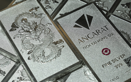 Bạc lập đỉnh mới, người dân rút tiết kiệm, xếp hàng đến 9 giờ tối chờ mua