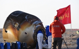 Siêu phẩm của Trung Quốc đáp mặt đất, mang về một "báu vật" và cả tin xấu khiến các chuyên gia hoảng sợ