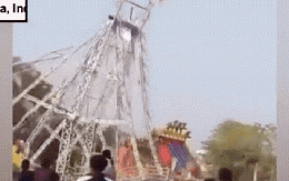 Khoảnh khắc đu quay khổng lồ đổ sập khiến 14 học sinh bị thương