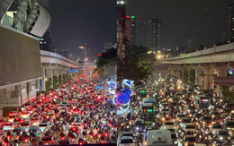 Giờ tan tầm ngày rét buốt: Hà Nội tắc cứng, các ứng dụng gọi xe gần như "tê liệt"