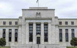 Fed ra tòa, thị trường nín thở: Ai sẽ kiểm soát lãi suất Mỹ?