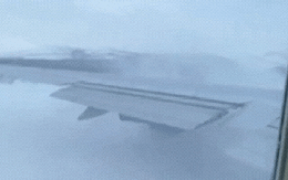 Cánh máy bay chở 388 người bốc cháy dữ dội khi hủy cất cánh vào phút chót