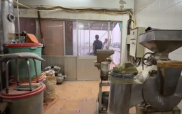CLIP: Bên trong xưởng chế biến "thuốc đông y" Công an TPHCM vừa triệt phá