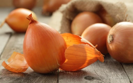 Vì sao không nên vứt bỏ vỏ hành tây?