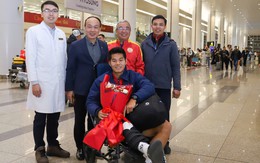 Hậu vệ U23 Việt Nam ngồi xe lăn xuống máy bay, bác sĩ đưa thẳng đến bệnh viện